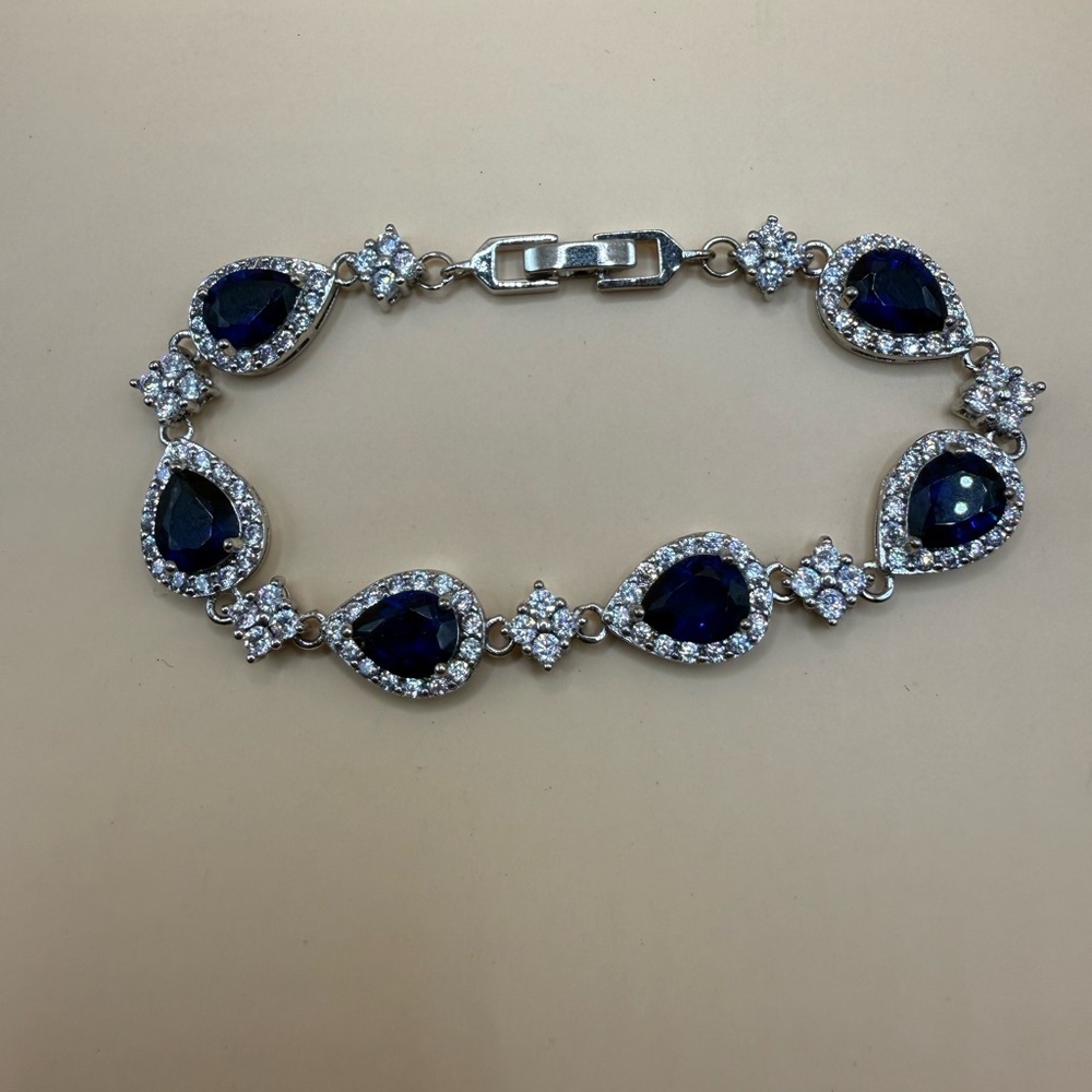 Chic Teardrop Bracelet with Blue and Silver Accents - Picture 3 of 5